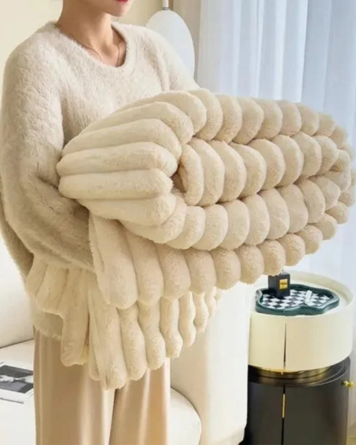 LumaFlaire: Warm Blanket in Elegant Striped Look with Soft Plush Comfort – for Couch & Bedroom