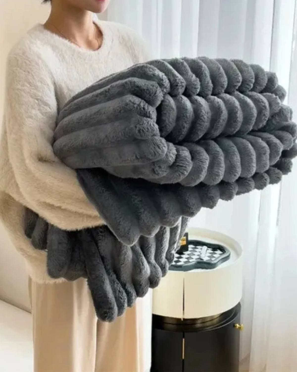 LumaFlaire: Warm Blanket in Elegant Striped Look with Soft Plush Comfort – for Couch & Bedroom