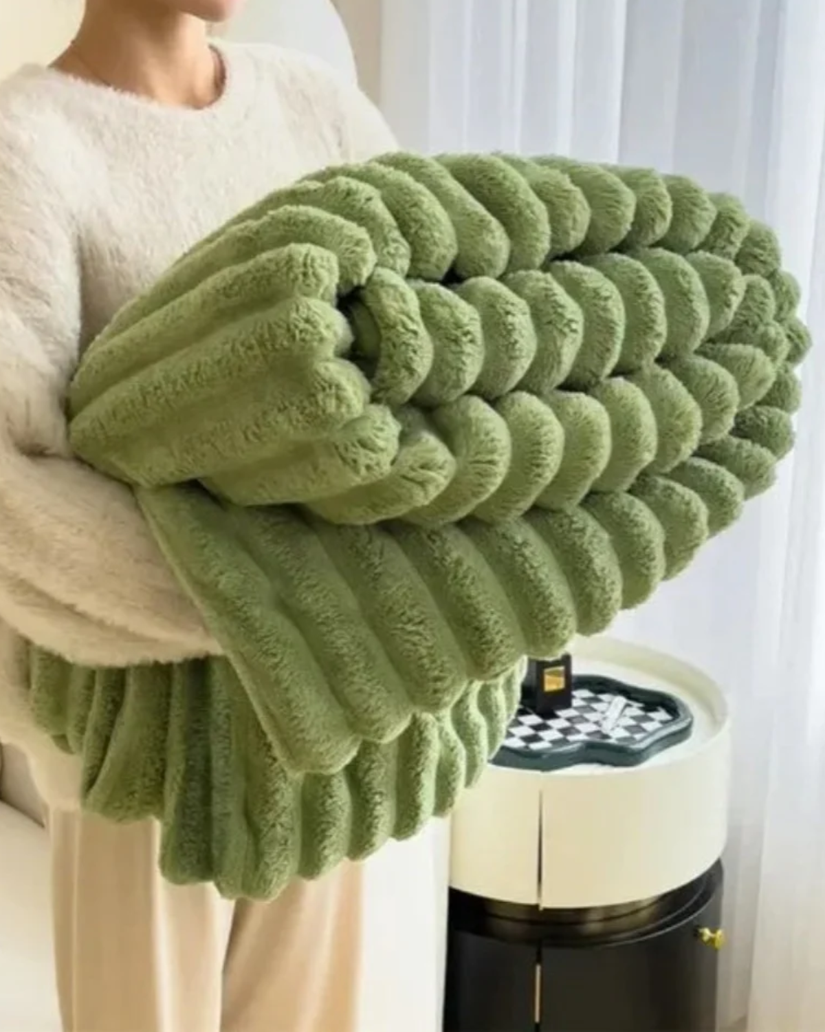 LumaFlaire: Warm Blanket in Elegant Striped Look with Soft Plush Comfort – for Couch & Bedroom