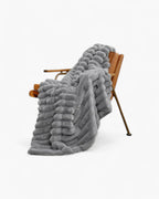 LumaFlaire: Warm Blanket in Elegant Striped Look with Soft Plush Comfort – for Couch & Bedroom