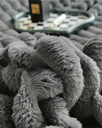 LumaFlaire: Warm Blanket in Elegant Striped Look with Soft Plush Comfort – for Couch & Bedroom