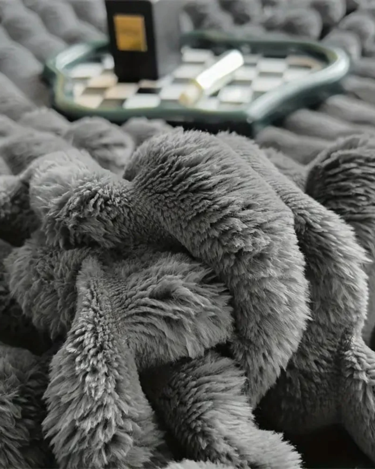 LumaFlaire: Warm Blanket in Elegant Striped Look with Soft Plush Comfort – for Couch & Bedroom