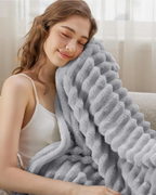 LumaFlaire: Warm Blanket in Elegant Striped Look with Soft Plush Comfort – for Couch & Bedroom