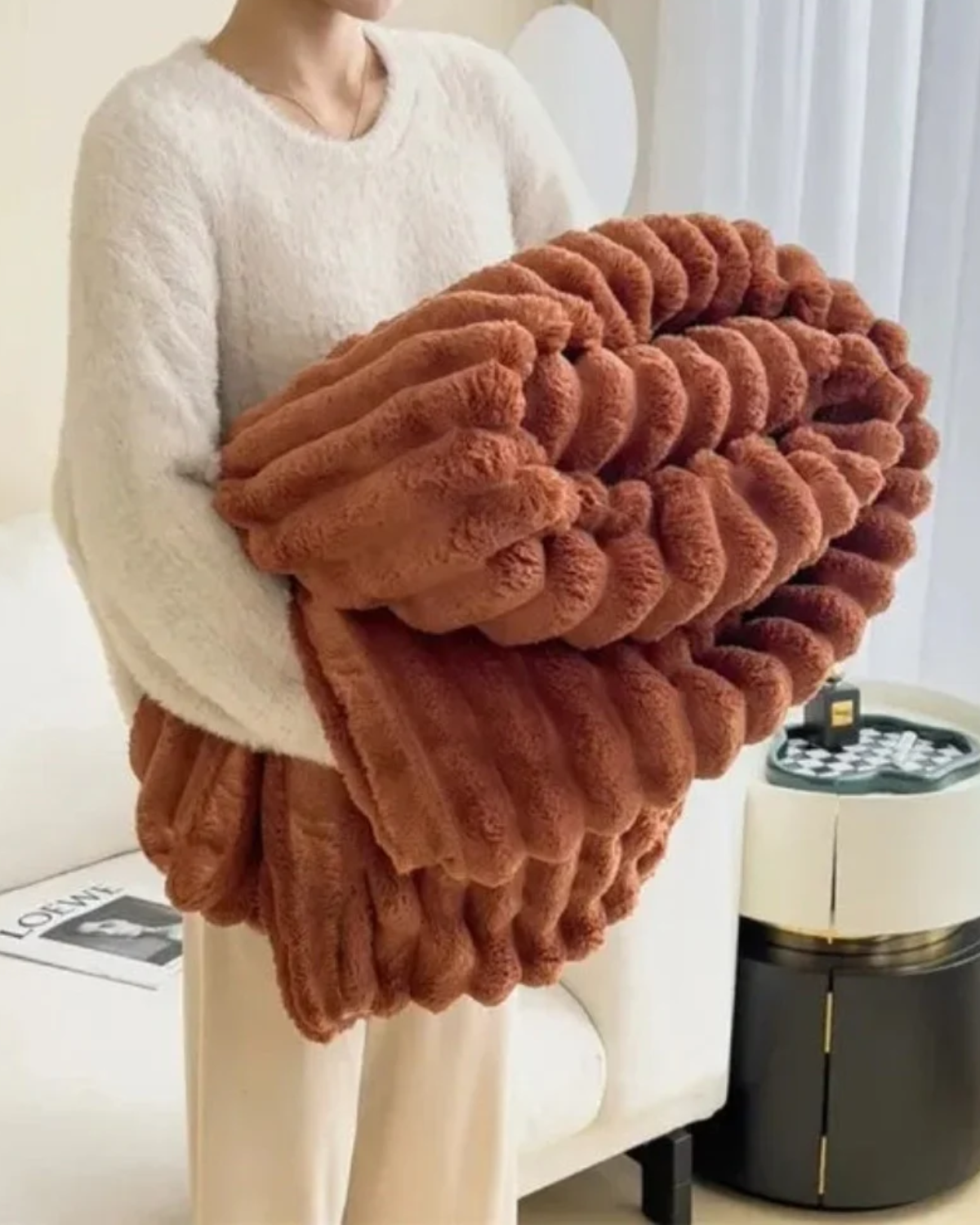 LumaFlaire: Warm Blanket in Elegant Striped Look with Soft Plush Comfort – for Couch & Bedroom