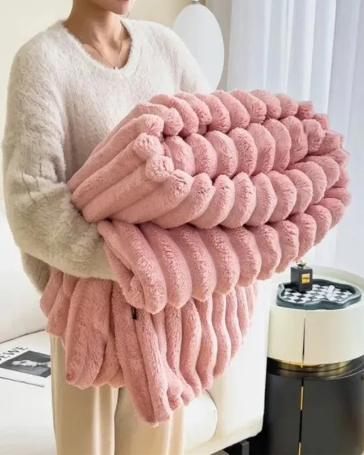 LumaFlaire: Warm Blanket in Elegant Striped Look with Soft Plush Comfort – for Couch & Bedroom