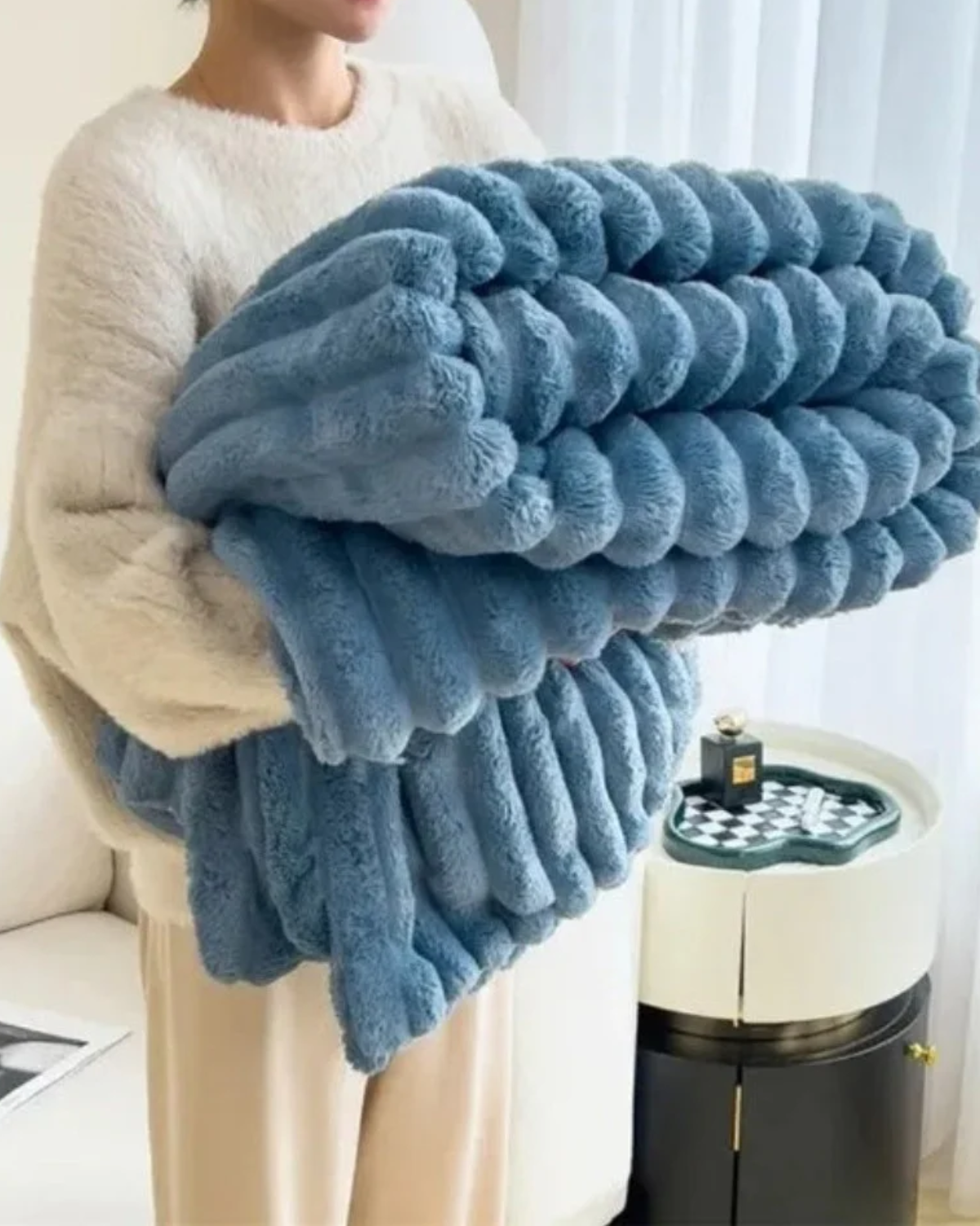 LumaFlaire: Warm Blanket in Elegant Striped Look with Soft Plush Comfort – for Couch & Bedroom