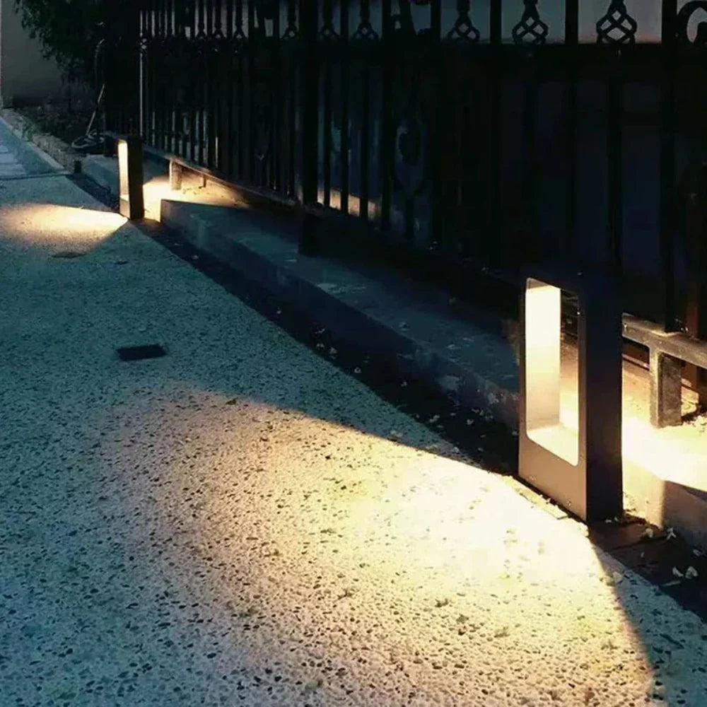 LumaPath: Stylish Garden Lamp with Matte Black Aluminum & Even LED Lighting – for Outdoor Areas