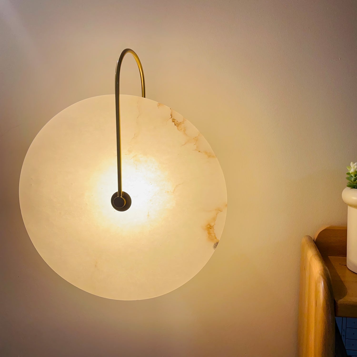 LumiAlba: Alabaster Wall Light – Elegant Lighting for Stylish Spaces