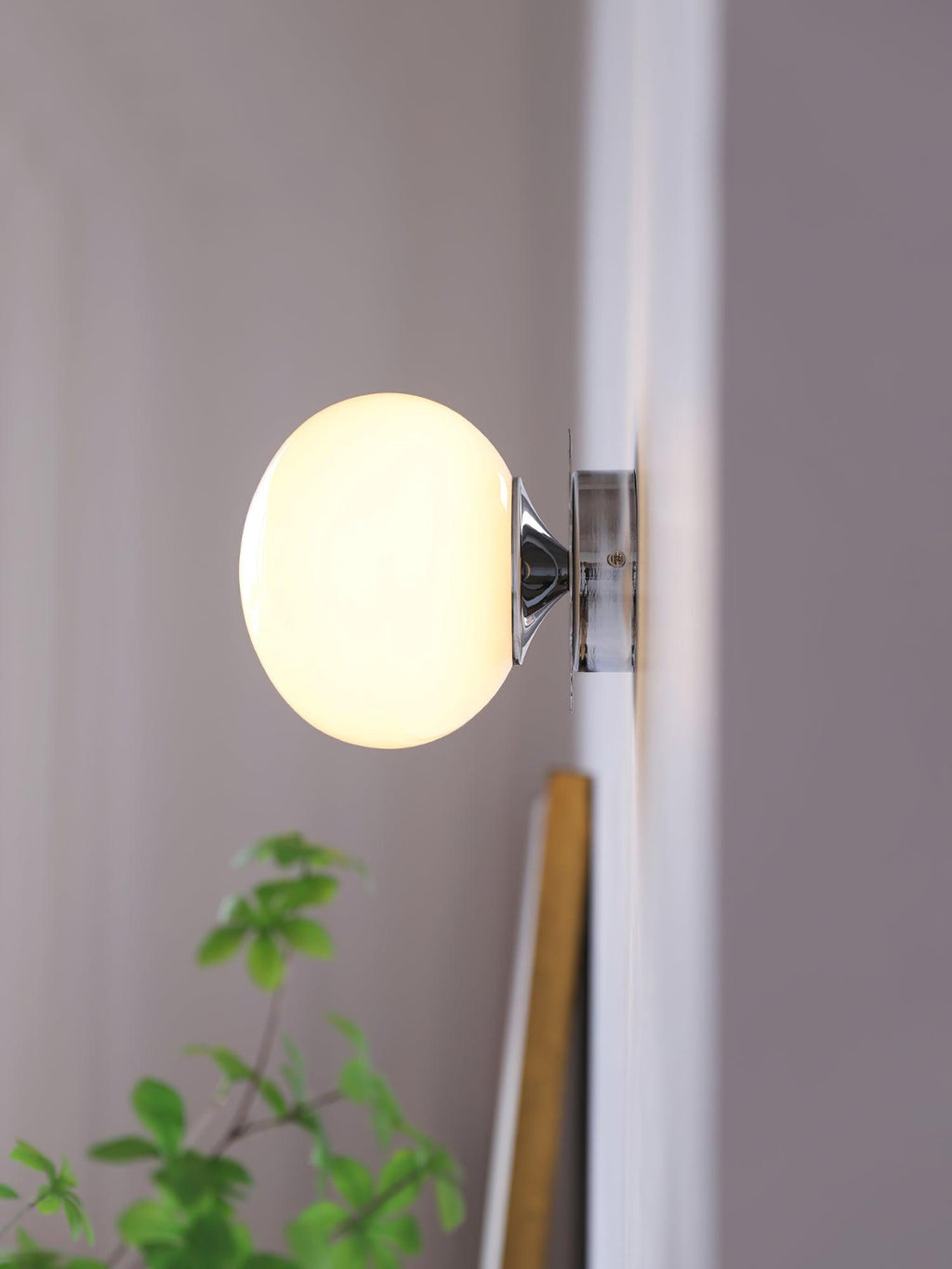 Vintage Brass Globe Glass Wall Sconce 1-Light
