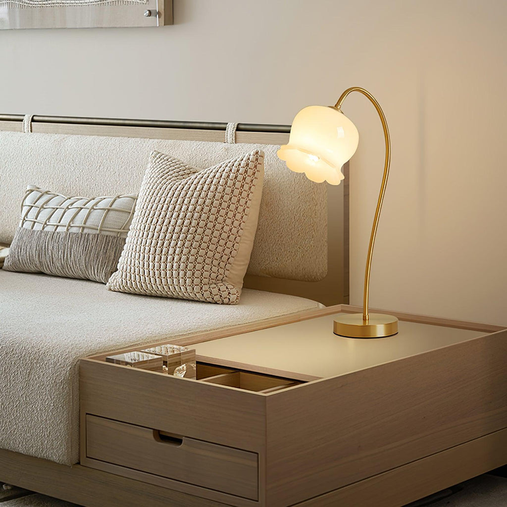 Floravyn – Flower-shaped Table Lamp with Natural Design