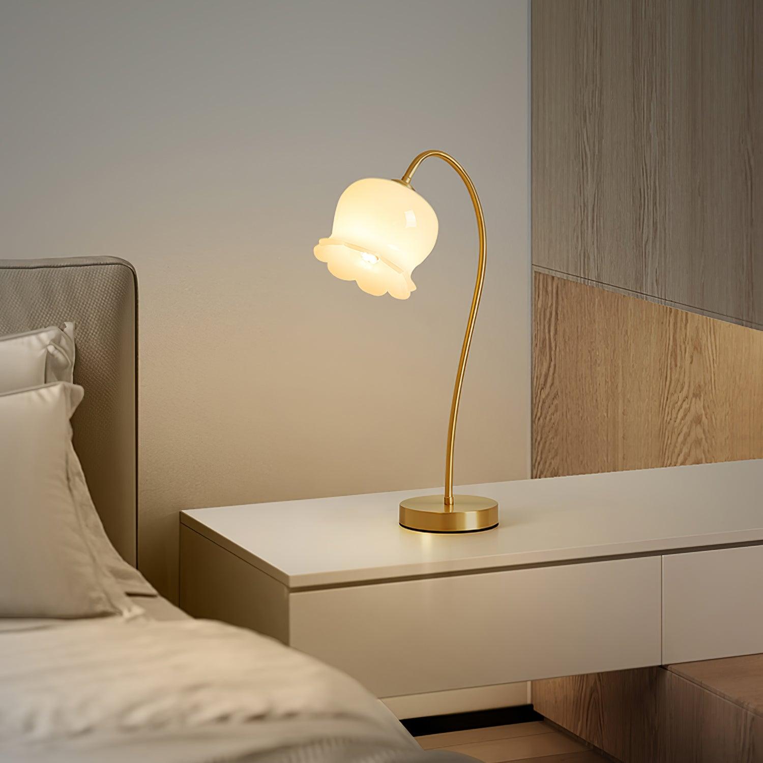 Floravyn – Flower-shaped Table Lamp with Natural Design