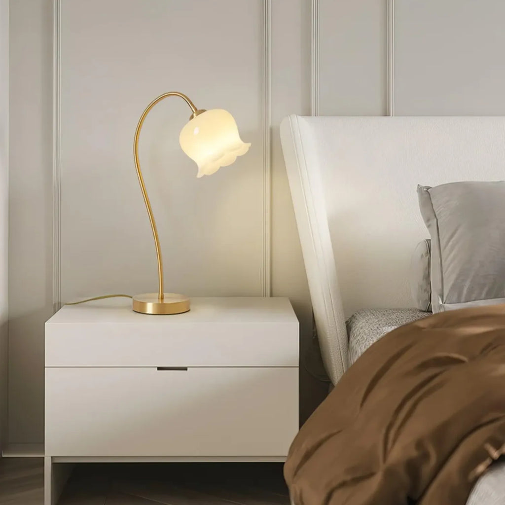 Floravyn – Flower-shaped Table Lamp with Natural Design