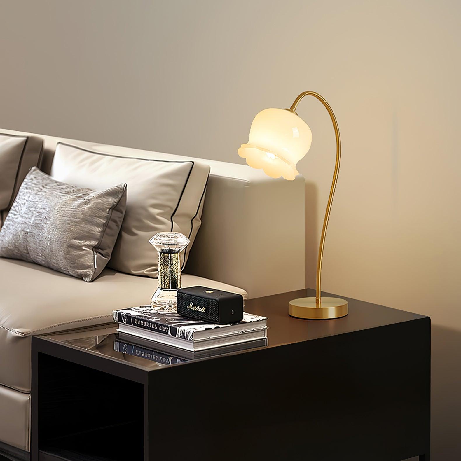 Floravyn – Flower-shaped Table Lamp with Natural Design