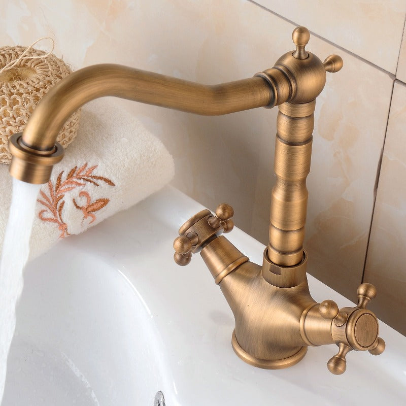 RetroFlow: Vintage Sink Faucet in Antique Design – Stylish Tap for Nostalgic Bathrooms