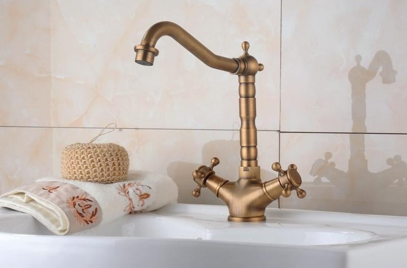 RetroFlow: Vintage Sink Faucet in Antique Design – Stylish Tap for Nostalgic Bathrooms