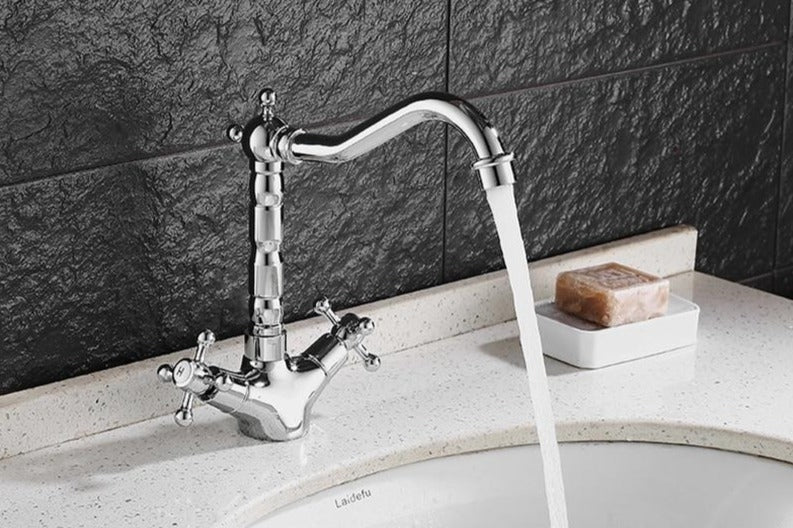 RetroFlow: Vintage Sink Faucet in Antique Design – Stylish Tap for Nostalgic Bathrooms