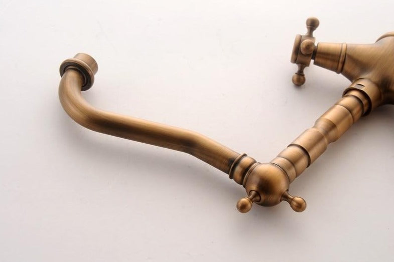 RetroFlow: Vintage Sink Faucet in Antique Design – Stylish Tap for Nostalgic Bathrooms