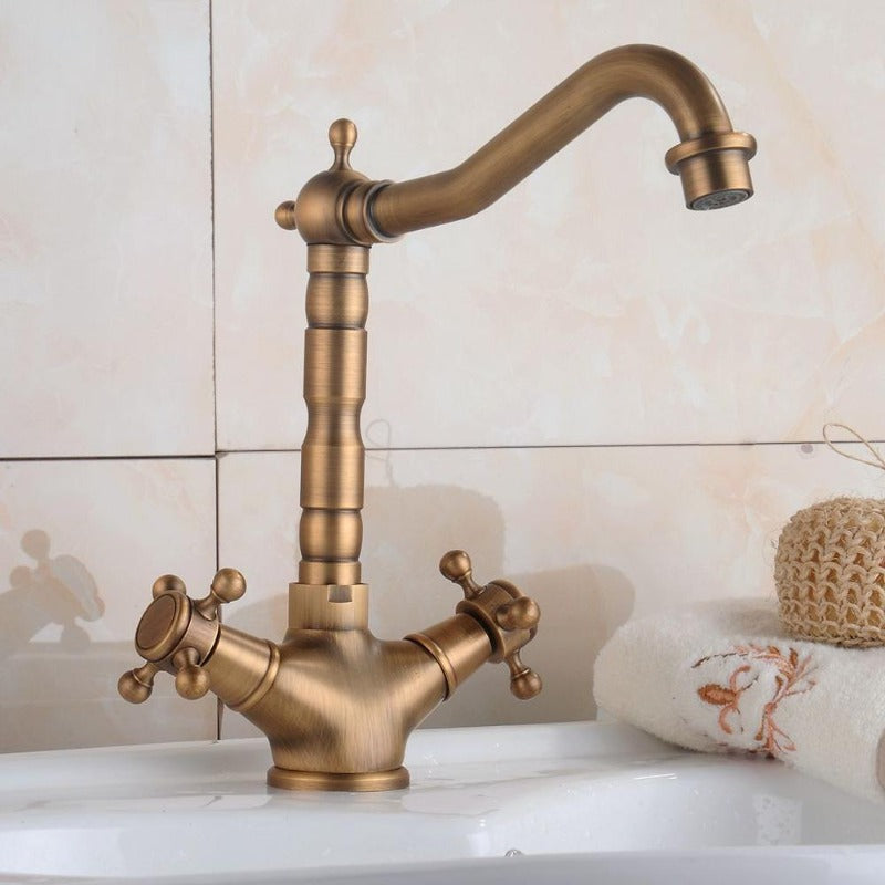 RetroFlow: Vintage Sink Faucet in Antique Design – Stylish Tap for Nostalgic Bathrooms