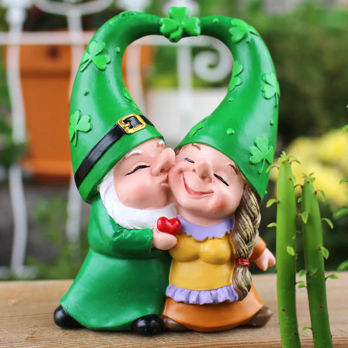 Sabinae - Gnome Figurine Love Couple Handmade from Resin for Garden and Celebration Decoration
