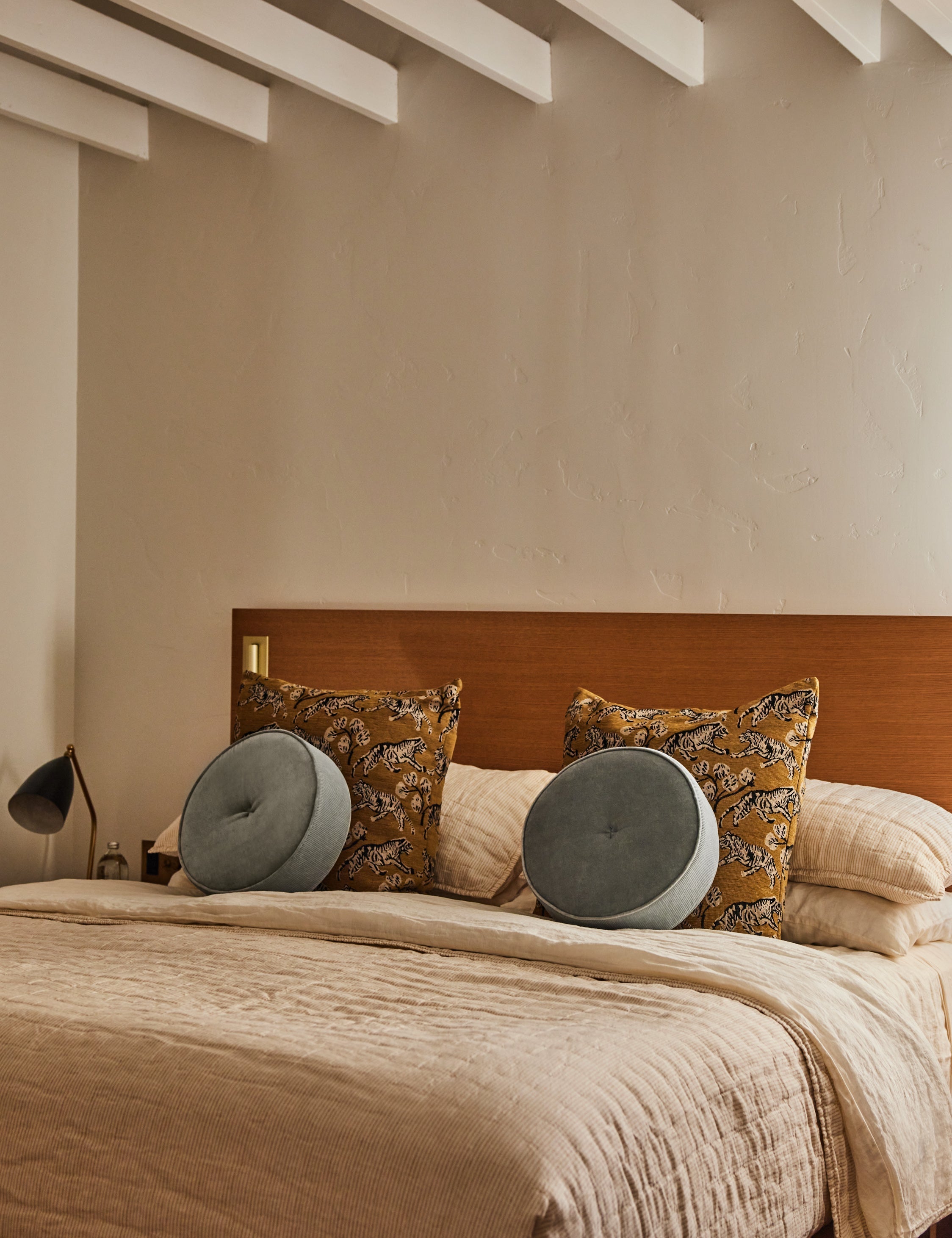 Bela Velvet Disc Pillow | Piped Edges, Ribbed Siding