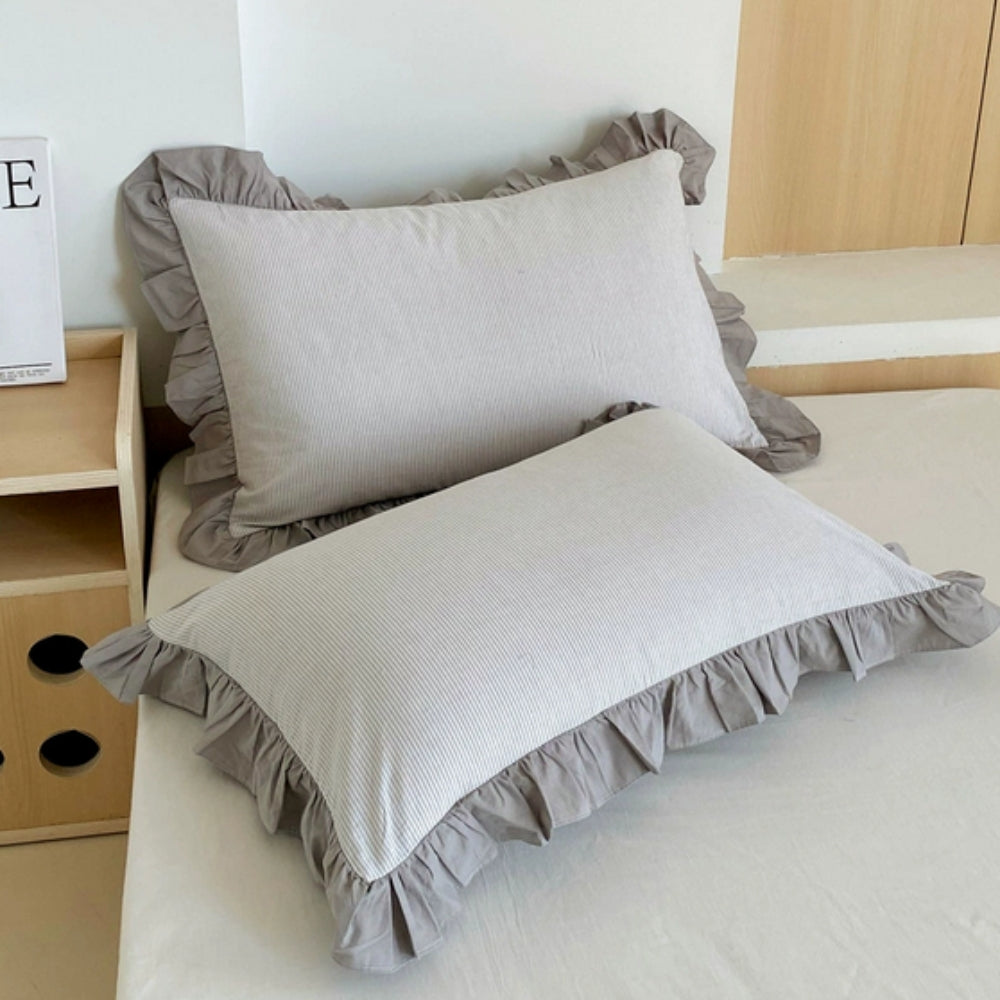 SpitzeLuxe: Pillowcase with Ruffles & Lace in Classic Stripe Look – Elegant & Durable (Set of 2)