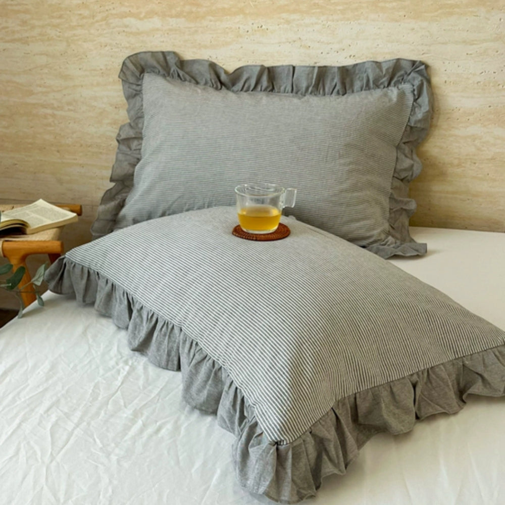 SpitzeLuxe: Pillowcase with Ruffles & Lace in Classic Stripe Look – Elegant & Durable (Set of 2)