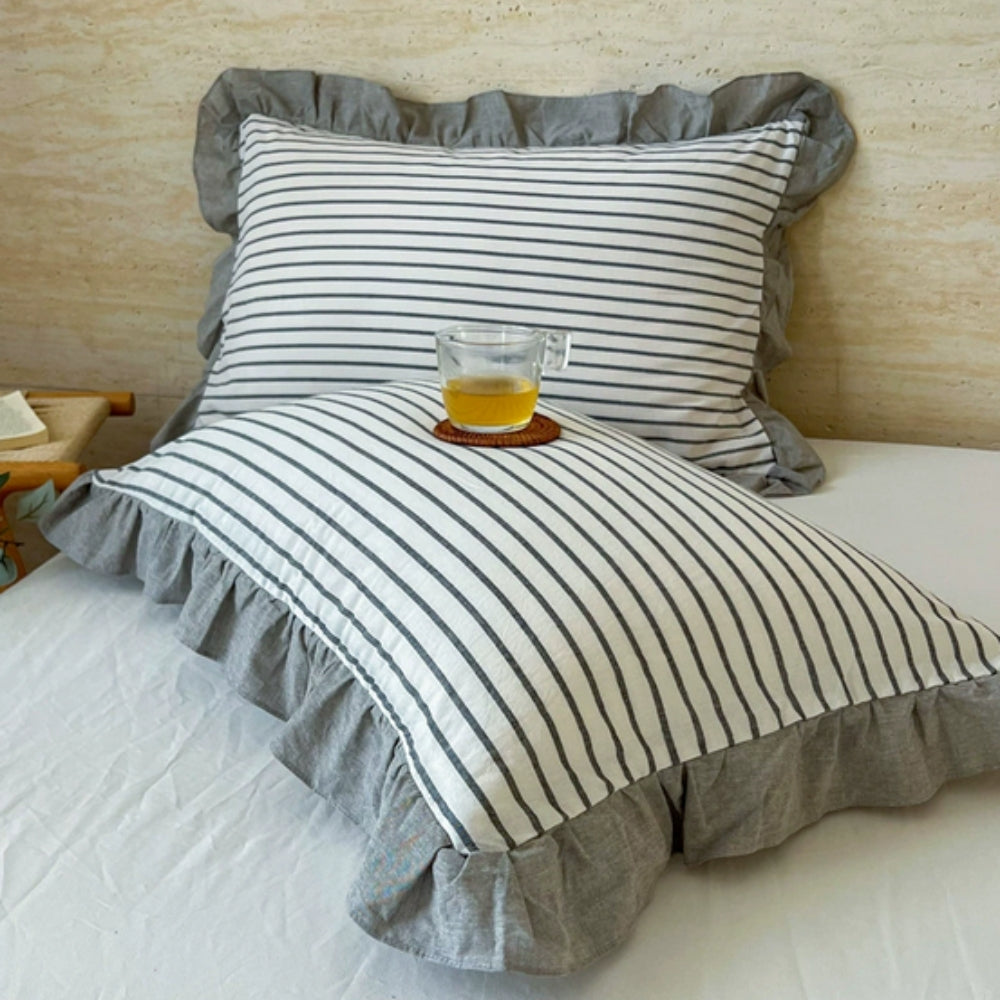 SpitzeLuxe: Pillowcase with Ruffles & Lace in Classic Stripe Look – Elegant & Durable (Set of 2)
