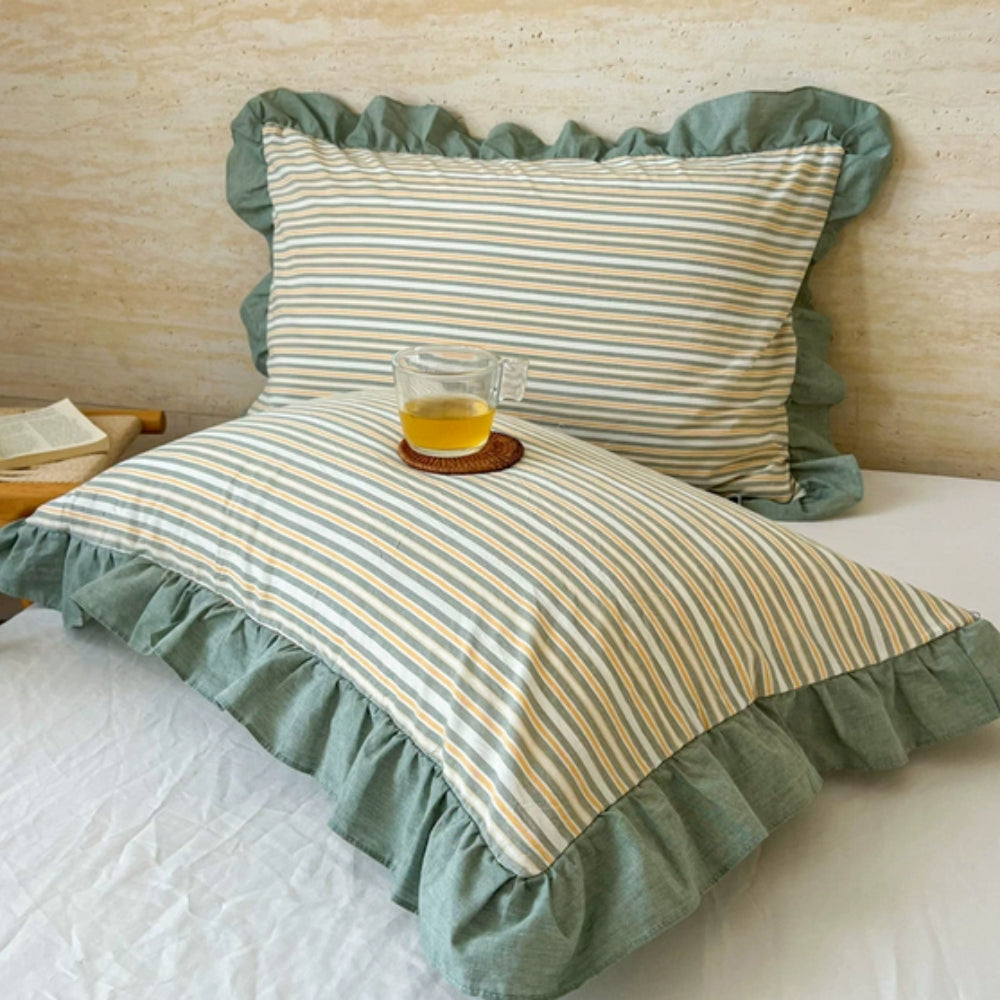 SpitzeLuxe: Pillowcase with Ruffles & Lace in Classic Stripe Look – Elegant & Durable (Set of 2)