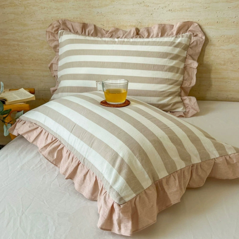 SpitzeLuxe: Pillowcase with Ruffles & Lace in Classic Stripe Look – Elegant & Durable (Set of 2)