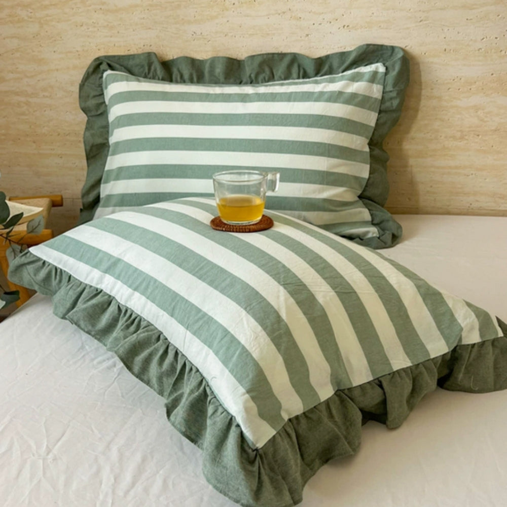 SpitzeLuxe: Pillowcase with Ruffles & Lace in Classic Stripe Look – Elegant & Durable (Set of 2)