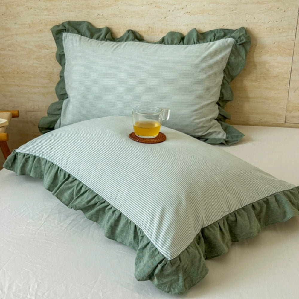 SpitzeLuxe: Pillowcase with Ruffles & Lace in Classic Stripe Look – Elegant & Durable (Set of 2)