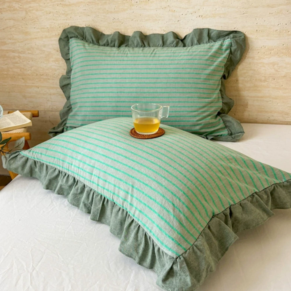 SpitzeLuxe: Pillowcase with Ruffles & Lace in Classic Stripe Look – Elegant & Durable (Set of 2)
