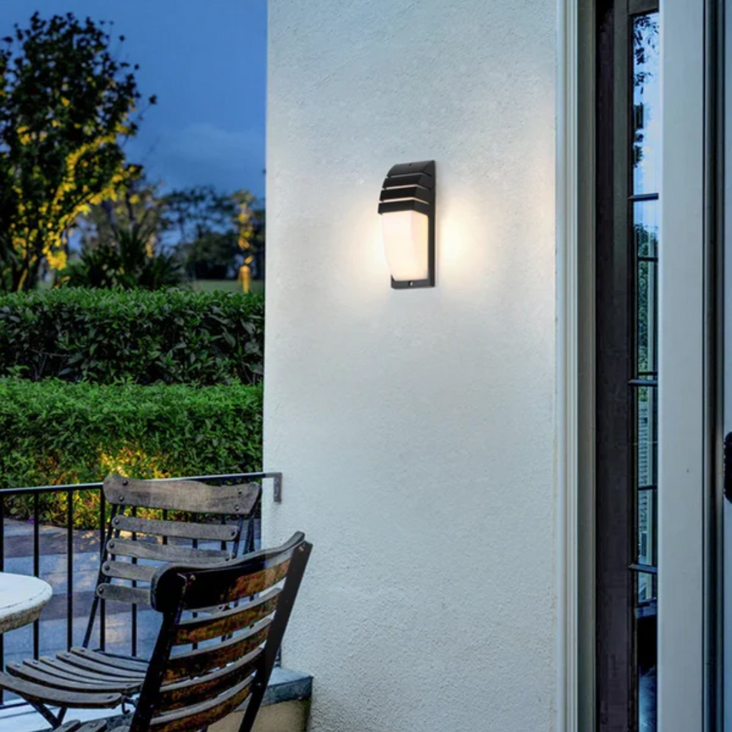 Terrassenglanz: Waterproof LED Wall Light with Sensor & Elegant Black Design – for Terrace & Entrance