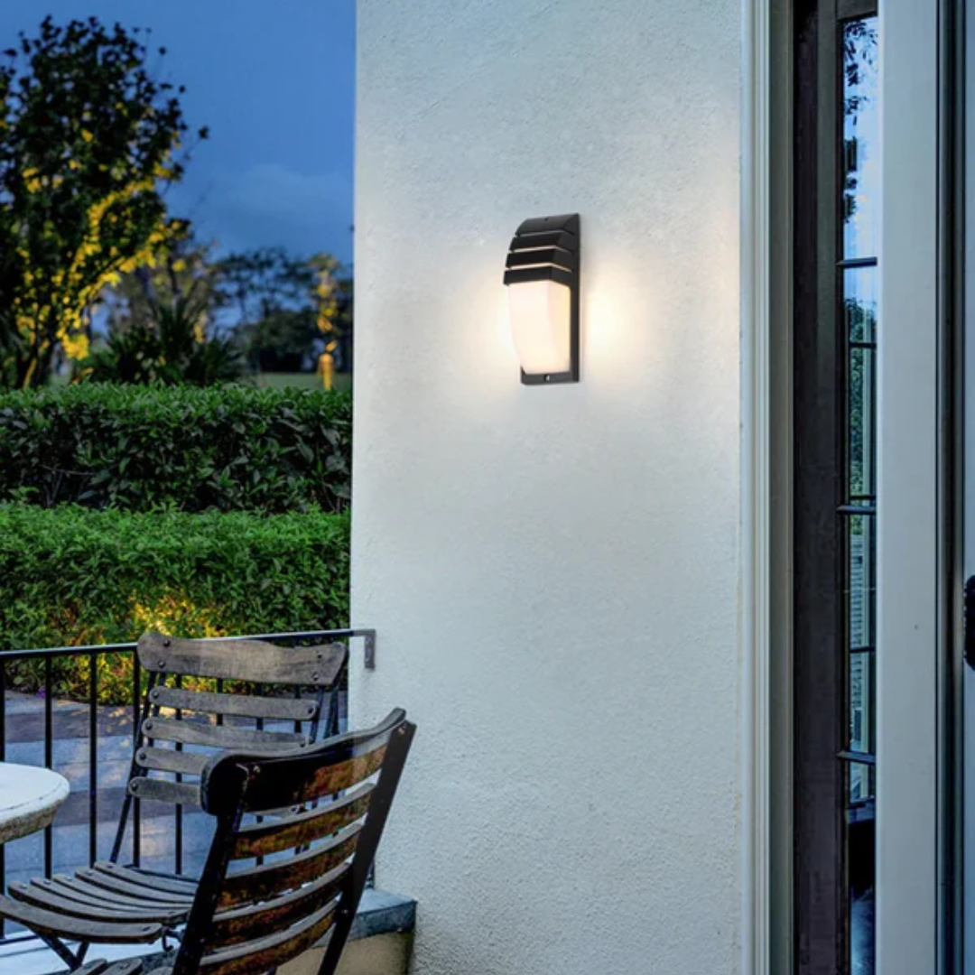 Terrassenglanz: Waterproof LED Wall Light with Sensor & Elegant Black Design – for Terrace & Entrance