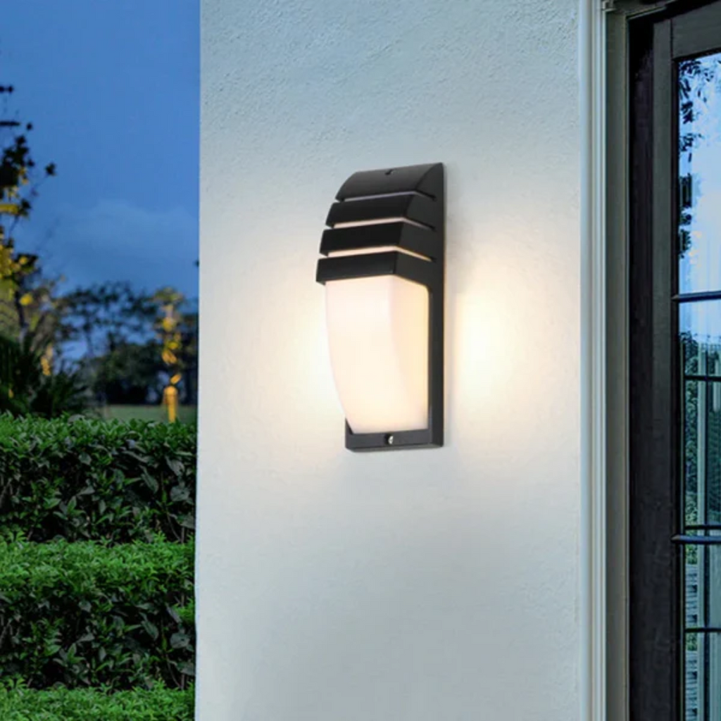 Terrassenglanz: Waterproof LED Wall Light with Sensor & Elegant Black Design – for Terrace & Entrance