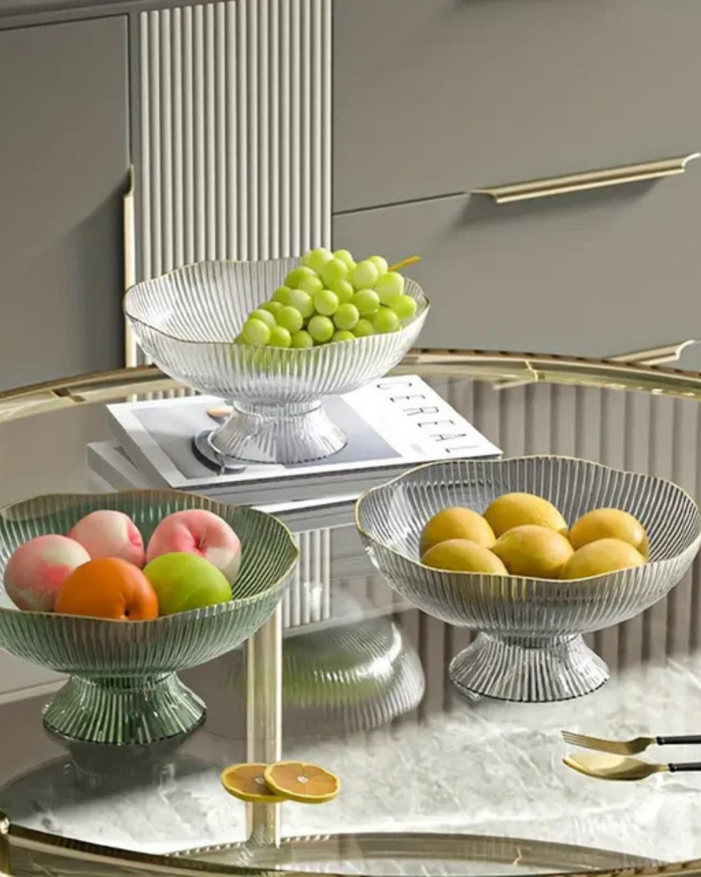 VéraLuxe: Ceramic Fruit Bowl with Ribbed Texture & Golden Edge – for Dining Table & Kitchen