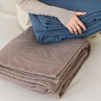 VerdeWebstuhl: Cotton blankets made of cotton with a stylish leaf pattern and easy-care lightness – for bedrooms and living rooms
