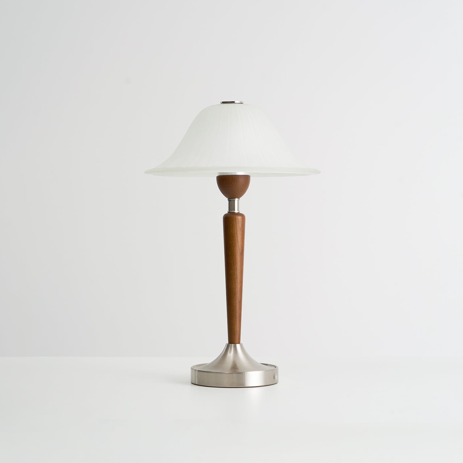 Thamior – Old-fashioned Table Lamp with Classic Shape and Warm Glow