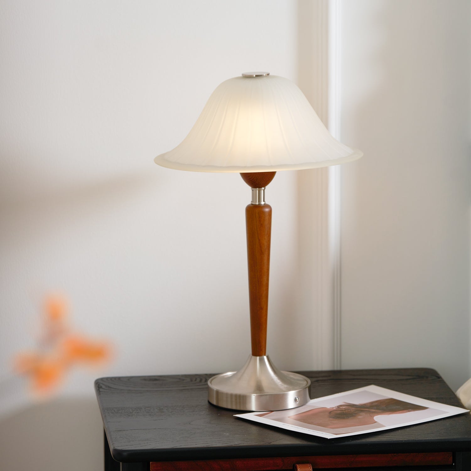 Thamior – Old-fashioned Table Lamp with Classic Shape and Warm Glow