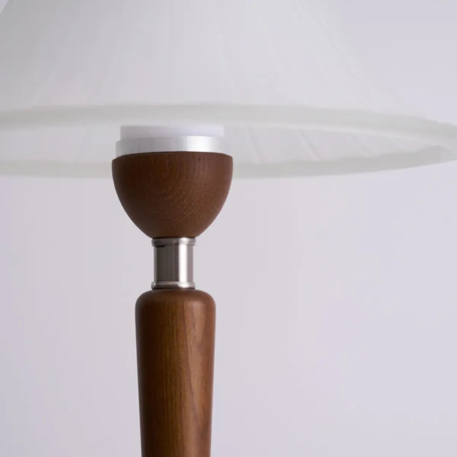 Thamior – Old-fashioned Table Lamp with Classic Shape and Warm Glow